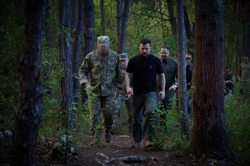 O Presidente Zelensky e o Comandante-em-Chefe das Forças Armadas da Ucrânia Syrsky visitaram o ponto de implantação avançado das Forças de Operações Especiais da Ucrânia perto de Vovchansk, região de Kharkiv