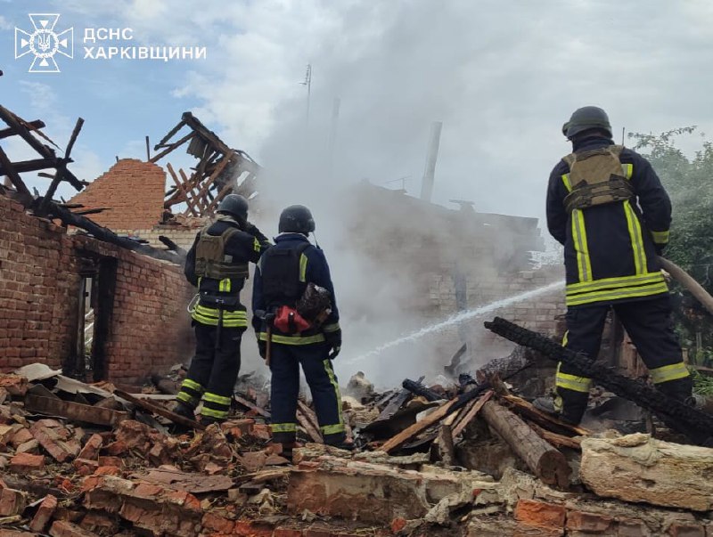 Incendio provocado por bombardeos rusos en la aldea de Lozova del distrito de Chuhuiv