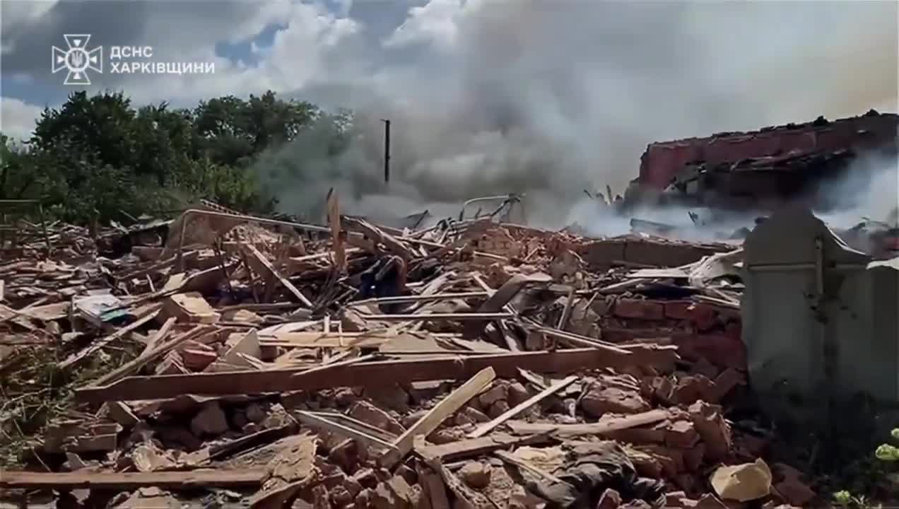 Una persona muerta y un niño herido como consecuencia del bombardeo ruso en la aldea de Velykyi Burluk, en la región de Járkov