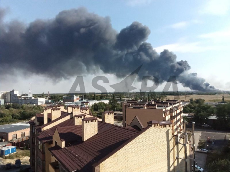 Буйны пажар у Азове Растоўскай вобласці, па дадзеных мясцовых уладаў гарыць склад з адпрацаванымі шынамі