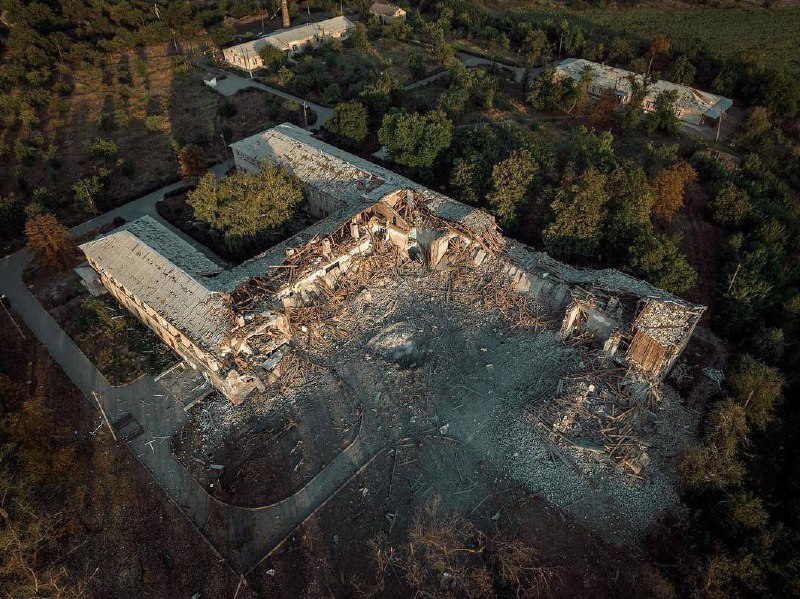 Danos em Myrnohrad como resultado de bombardeio durante a noite