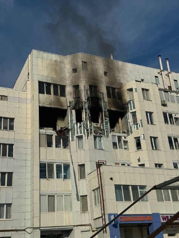 Los drones dañaron un bloque de apartamentos en Schebekino, región de Bélgorod, según las autoridades locales