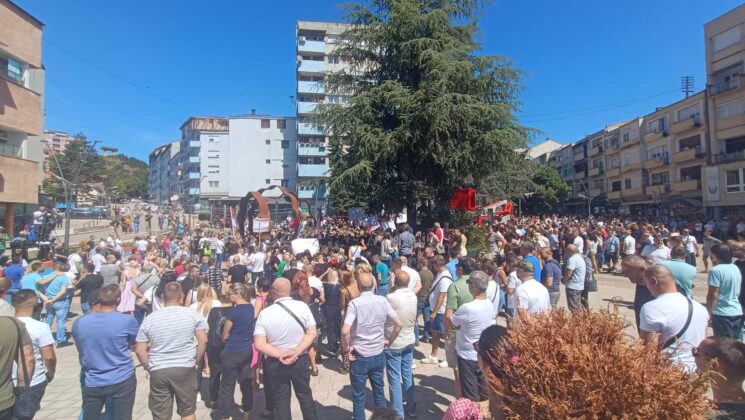 Les Serbes locaux de Mitrovica Nord protestent contre l'ouverture imminente du pont. Pour les Serbes, ce pont est un symbole de survie, a déclaré l'un des intervenants.