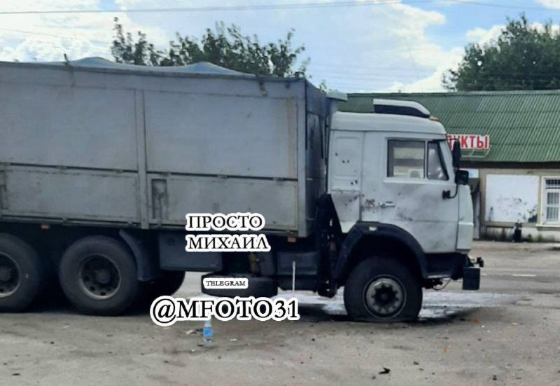 Dommages aux camions suite à une attaque de drone dans la ville de Nezhegol, région de Belgorod