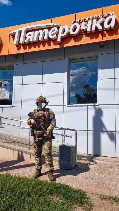 Foto di militari ucraini vicino a un supermercato locale a Zaoleshenka, nella regione di Kursk