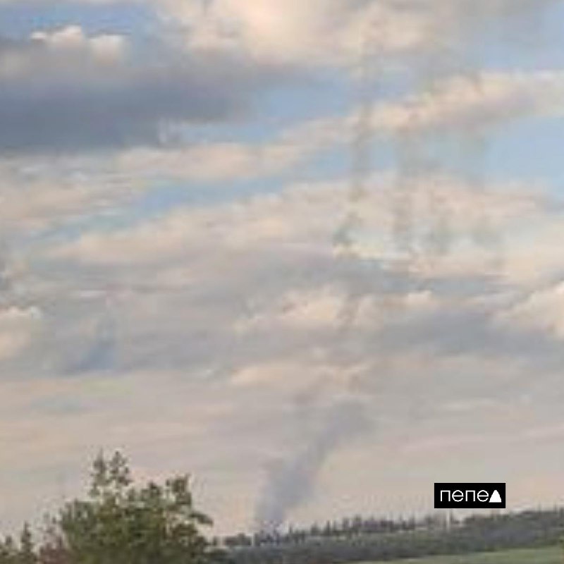 Explosões e fumaça preta em posições de defesa aérea no distrito de Yakovlevsky, na região de Belgorod