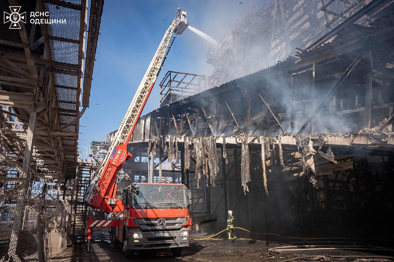 Grande incendio nel distretto di Odessa. Un magazzino di grano è bruciato presso l'azienda nel villaggio di Vizyrka. L'area dell'incendio era di circa 2.000 metri quadrati, - ha riferito il Servizio di emergenza statale di Odessa