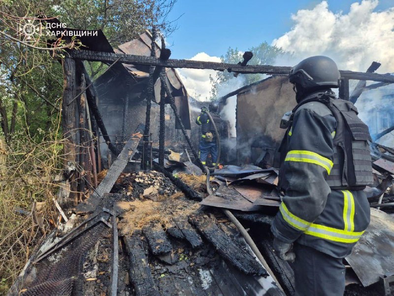 Rusiyanın MLRS ilə atəşə tutmasından sonra Kupyansk rayonunun Kruhliakivka kəndində yanğınlar