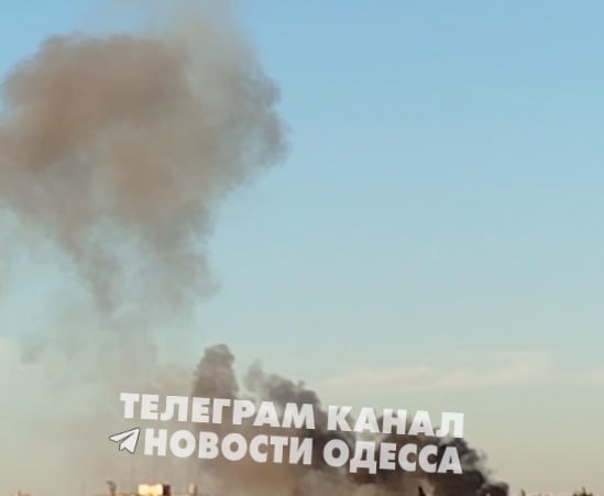 На місці ймовірного удару балістичною ракетою в Одесі здіймається дим