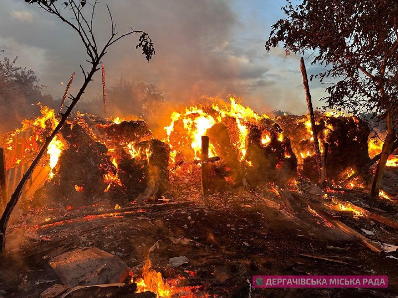 Incendies provoqués par les bombardements russes à Kozacha Lopan, région de Kharkiv