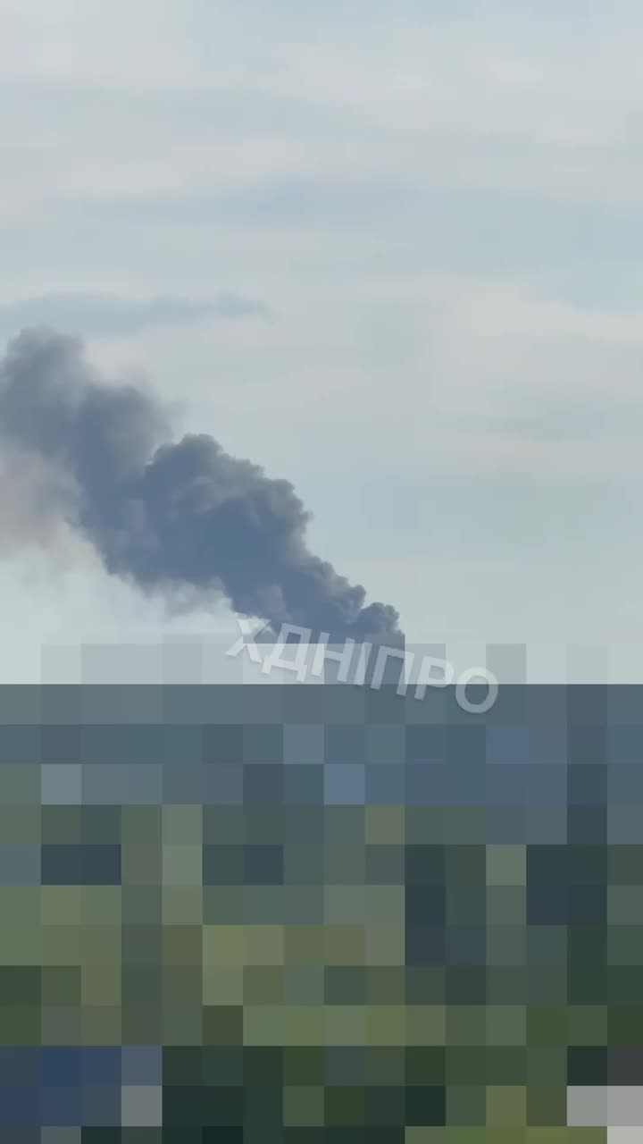 Grande incendio nel sito della caduta di detriti nella città di Dnipro