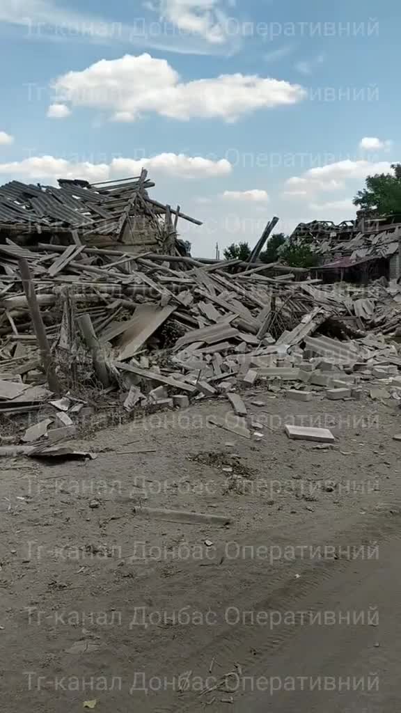 Poškození v Yampil v Doněcké oblasti v důsledku bombardování