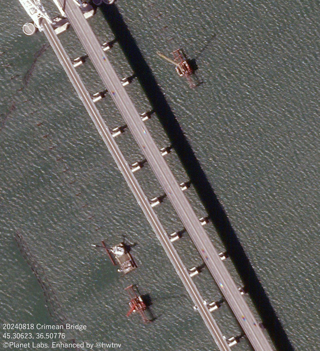 Des images satellites à haute résolution montrent des navires et des barricades en construction près du pont de Crimée dans la péninsule de Crimée le 18 août