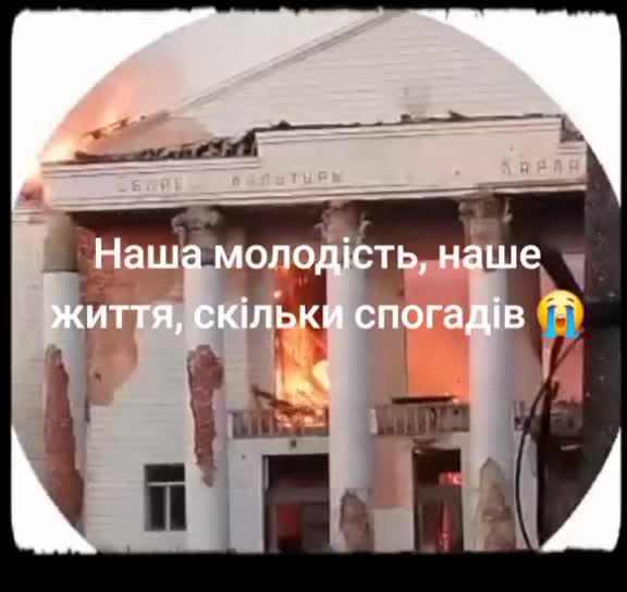 Πυρκαγιές στην Halytsynivka της περιοχής Donetsk ως αποτέλεσμα βομβαρδισμών