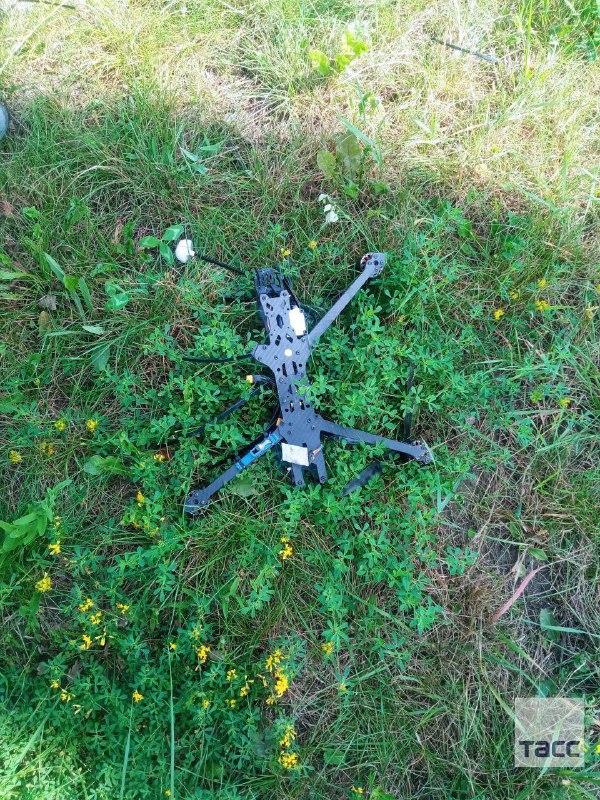 Rusko obviňuje Ukrajinu z pokusu zaútočit dronem na jadernou elektrárnu Kursk, snímky sestřeleného dronu ukazují části malého FPV dronu