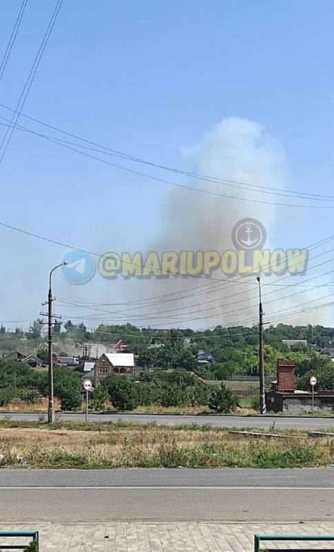 Rauchsäule steigt nach Explosionen nahe Mariupol auf