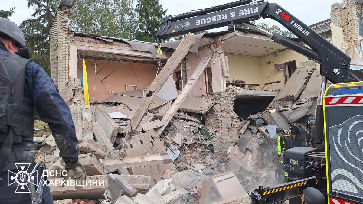 Um corpo foi retirado dos escombros do edifício do conselho da aldeia, destruído em um ataque aéreo russo