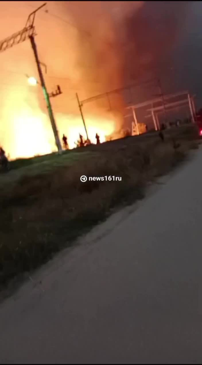 Li Proletarskê agir ji depoya neftê ket qamîşên li derdorê, piştre belavî avahiyên bajêr bû.