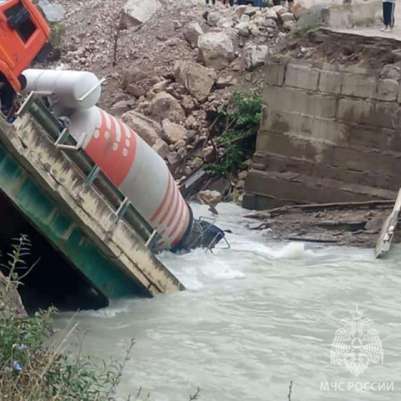 Eine Brücke über den Fluss Tschegem in Kabardino-Balkarien stürzte zusammen mit einem darüber fahrenden Betonmischer ein.