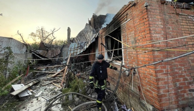 Cinco pessoas ficaram feridas em consequência de bombardeio em Chuhuiv durante a noite