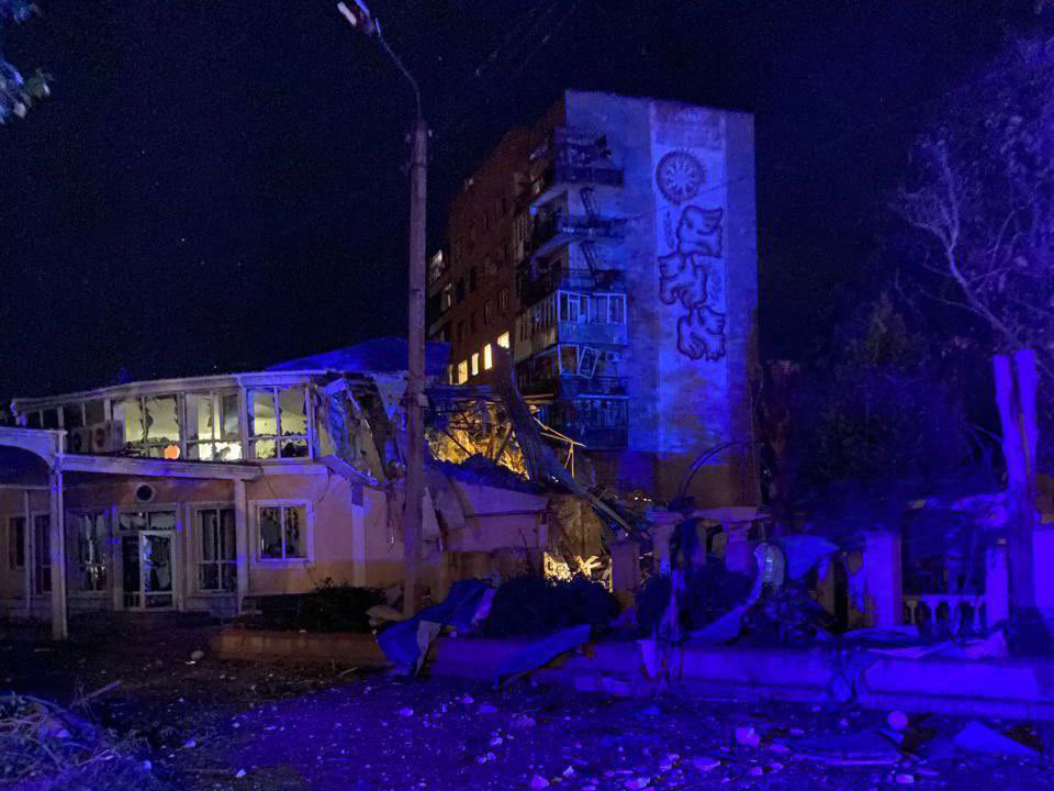 Jornalista polonesa Monika Andruszewska ferida por míssil Iskander em Kramatorsk, Donbas. O míssil atingiu o hotel onde os jornalistas da @Reuters costumavam viver