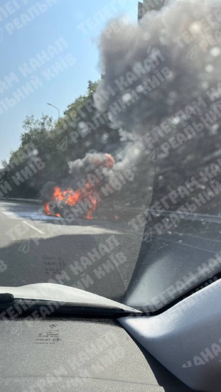 Les restes del dron es van estavellar contra un vehicle a l'autopista prop de Kíev, el conductor va resultar ferit