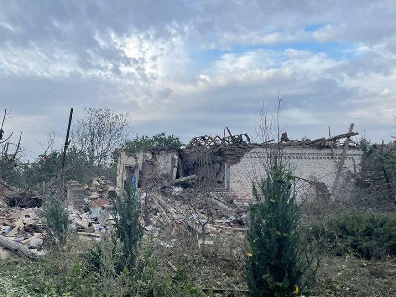 Li gundê Îzmaîlivka yê navçeya Pokrovskê ya herêma Donetskê di encama bombebarana balafirên Rûsyayê de 4 kes mirin.