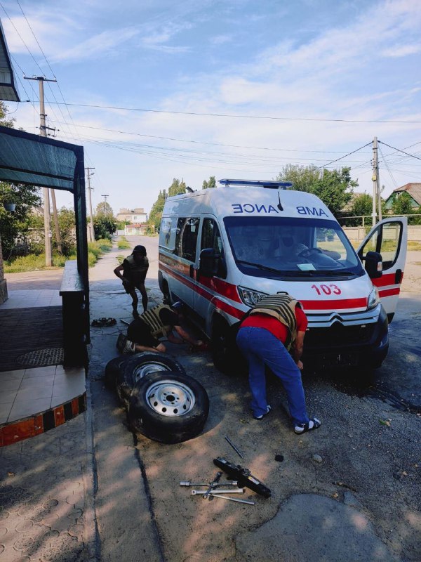 Trois personnes blessées suite à une attaque de drone russe contre une ambulance à Kherson hier