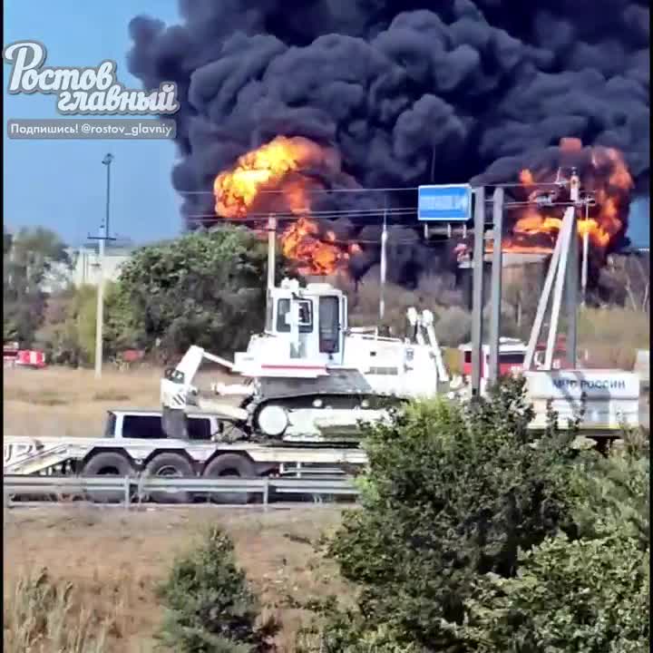 L'incendio al deposito di petrolio vicino a Kamensk sta ripetendo la situazione a Proletarsk. Non c'è abbastanza schiuma, l'incendio non può essere fermato. Il comune ha introdotto un government di allerta elevata