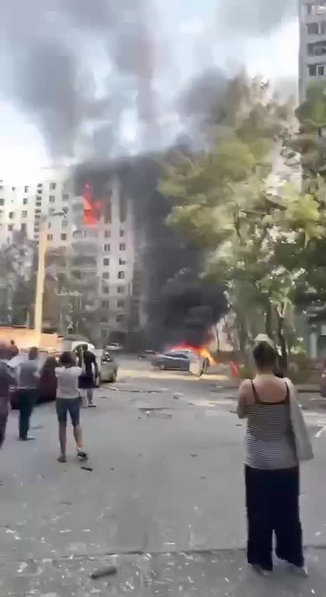 Almenys 28 ferits com a conseqüència dels atacs aeris russos a Kharkiv. Cap de l'oficina del president d'Ucraïna va publicar el vídeo de la casa residencial en flames