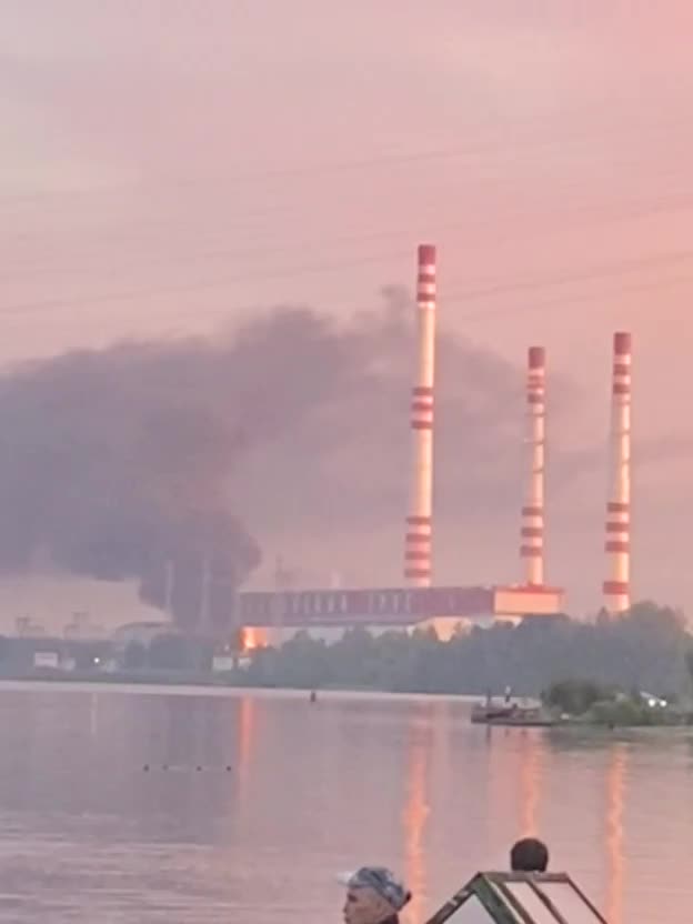 Locuitorii din regiunea Tver publică filmări ale unui incendiu major la Centrala electrică din districtul de stat Konakovskaya. După cum a raportat guvernatorul Igor Rudenya, în zona Konakovo din regiunea Tver, conform datelor actualizate, 5 drone au fost doborâte de sistemul de apărare aeriană