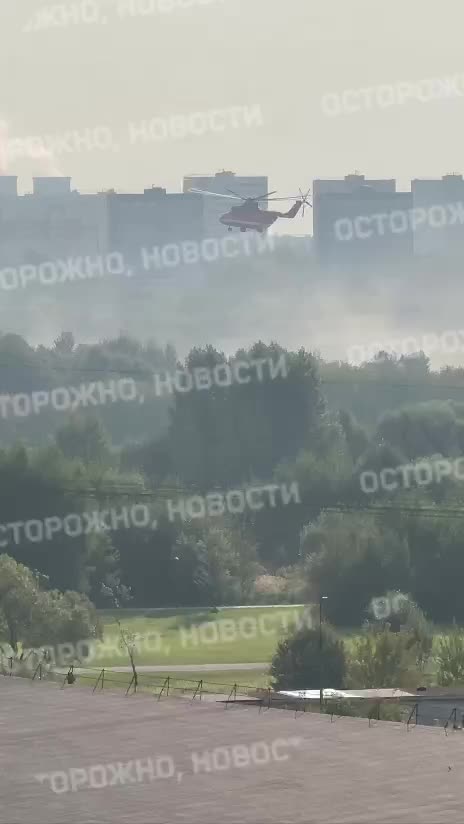 Brandweerlieden gebruiken helikopters om brand te blussen in raffinaderij in Moskou