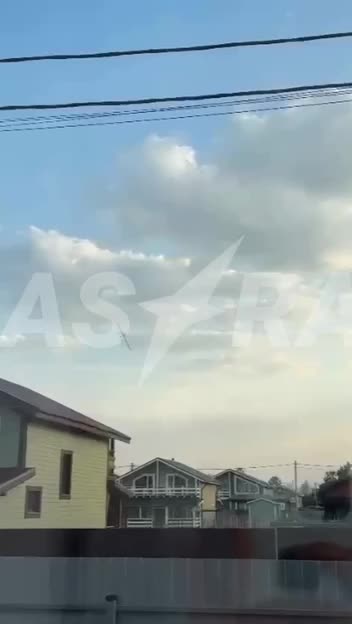 Un drone si è schiantato nel villaggio di Durnikha nel distretto urbano di Ramensky nella regione di Mosca, riferiscono i residenti locali. Si dice anche che i droni abbiano tentato di attaccare l'aeroporto di Zhukovsky