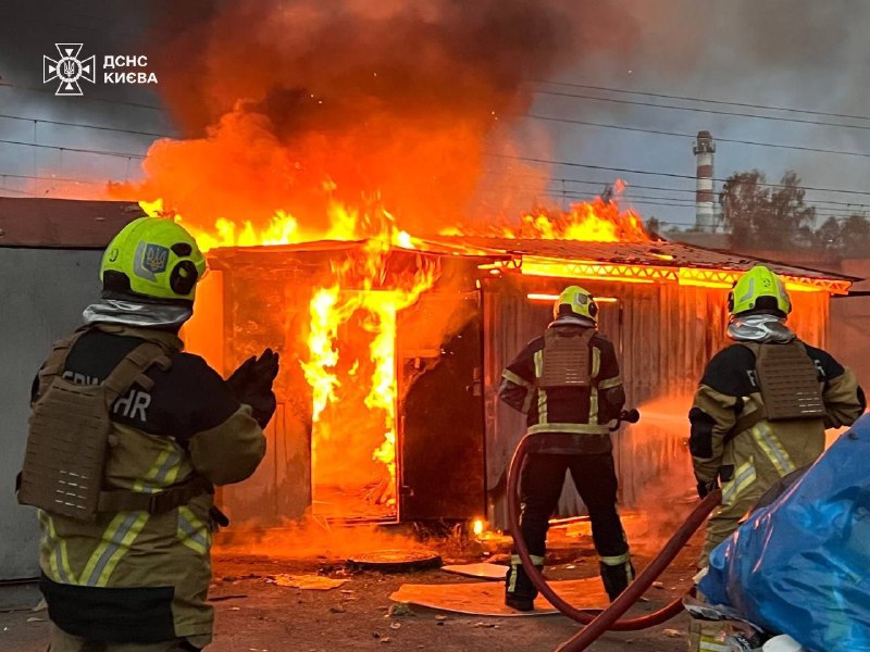 Danys i diversos incendis a Kíev com a conseqüència de l'atac amb míssils russos aquest matí