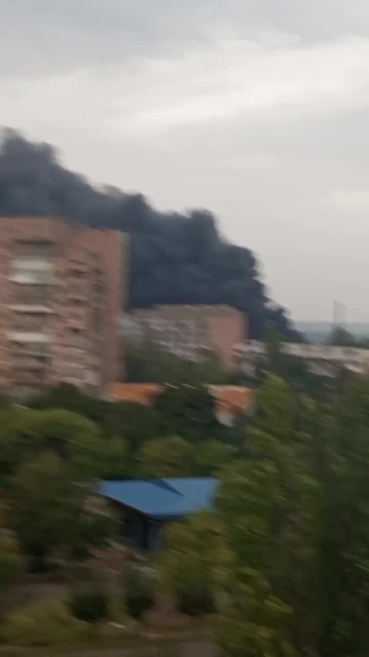 Grande incêndio em casa residencial em Kramatorsk