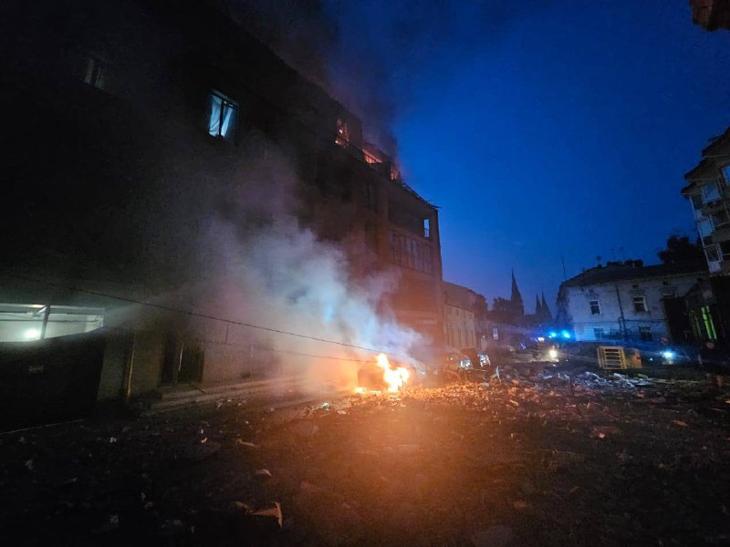 A Lviv hi ha un incendi en edificis residencials a la zona de l'estació de tren principal, - Alcalde de Lviv Sadovy. Dues escoles no començaran les classes avui. Moltes finestres trencades a la zona dels carrers Konovaltsia, Brativ Mikhnovskyi i Melnyk