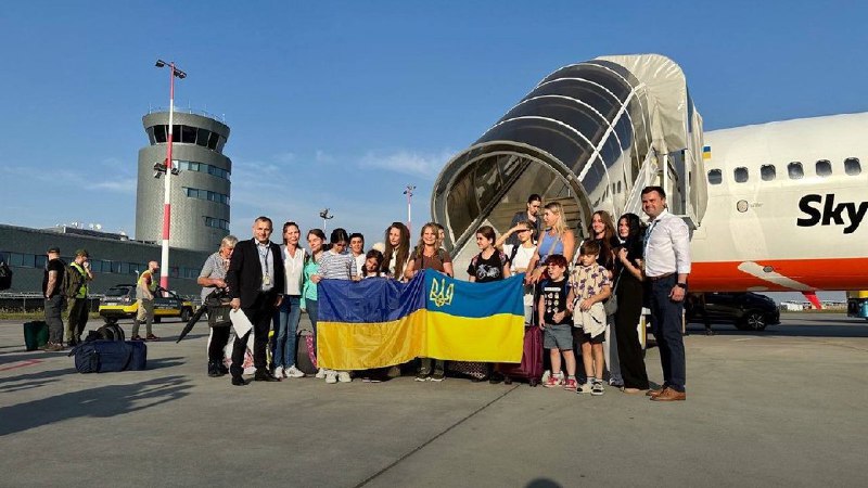 МЗС Украіны сумесна з украінскай ваеннай разведкай эвакуяваў з Лівана групу з 25 украінцаў, у тым ліку 14 дарослых і 11 дзяцей