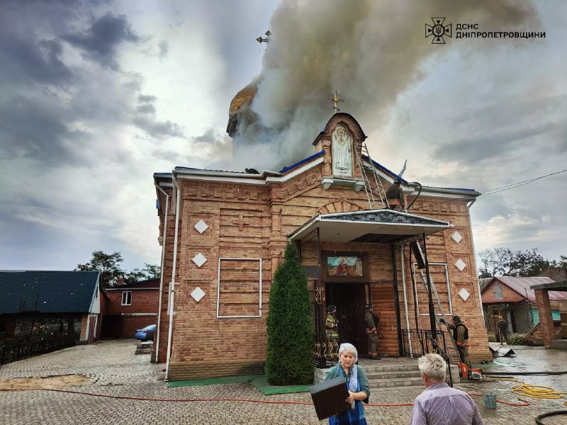 Exército russo bombardeia igreja em Nikopol, causando incêndio