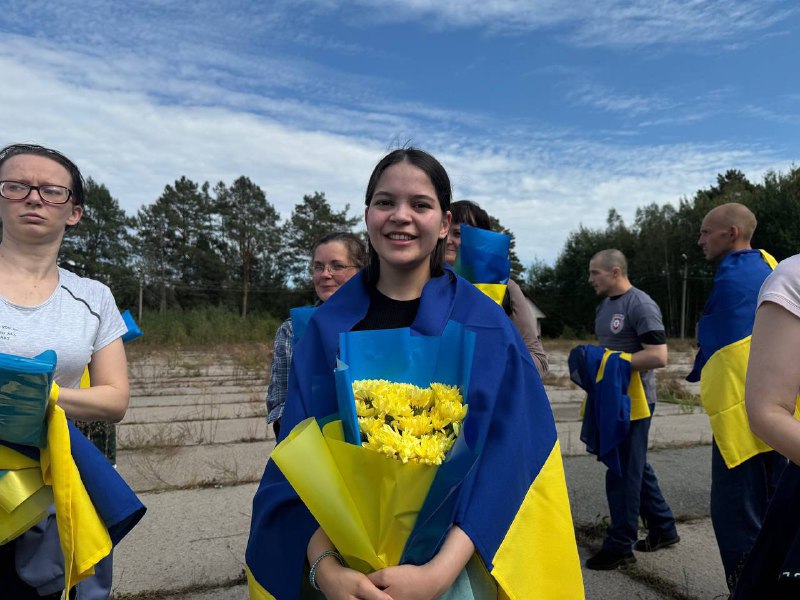 49 prisioneros de guerra ucranianos fueron liberados del cautiverio ruso, incluida Leniye Umerova, una niña civil que estaba retenida como rehén.