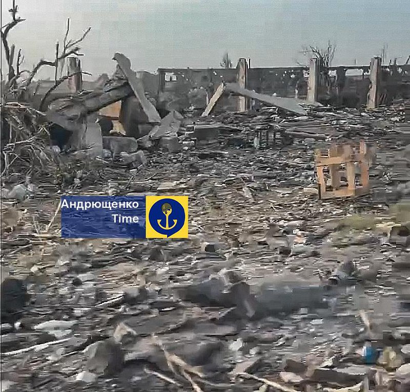 Imagens do depósito de munições destruído em Hlyboke, perto de Mariupol