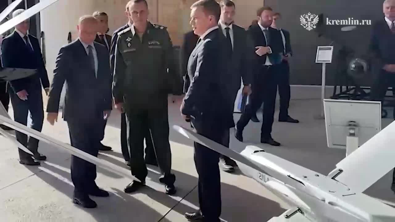 Putin va inspeccionar mostres d'UAV a l'empresa de defensa Centre de tecnologia especial a Sant Petersburg