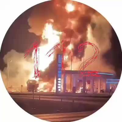 Un camión cisterna se incendió en una gasolinera de la región de Stávropol. El fuego se propagó a la propia gasolinera en la carretera Novoselitskoye-Aleksandrovskoye