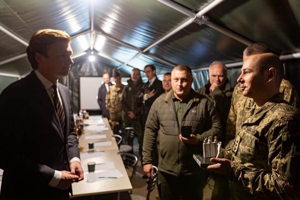 Der niederländische Verteidigungsminister Ruben Brekelmans gab bekannt, dass die ersten niederländischen F-16 offiziell an die Ukraine ausgeliefert wurden. Bei seinem Besuch in Charkiw wurde er Zeuge der Schäden, die durch russische Luftangriffe und häufige Luftschutzsirenen verursacht wurden.