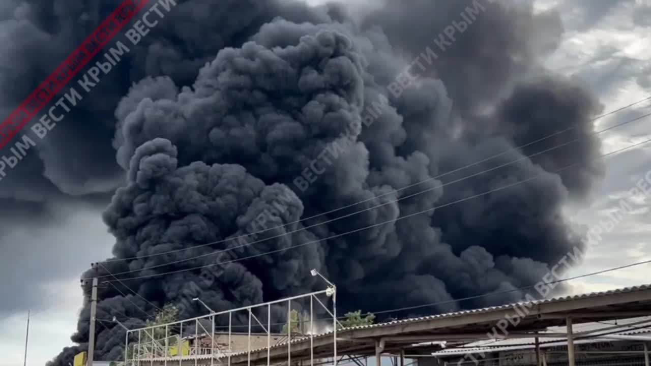 Wegen des Brandes im Öldepot in Feodossija müssen rund 300 Bürger evakuiert werden