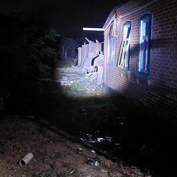 Eine Drohne beschädigte ein Wohnhaus im Dorf Maryanskaya in der Region Krasnodar, berichtete Gouverneur Kondratyev. Vorläufig gibt es keine Opfer