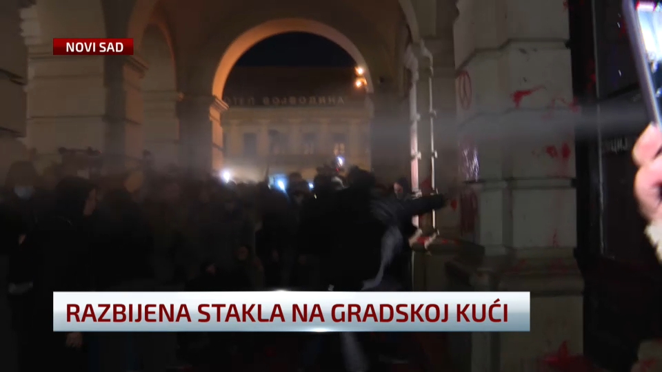 Novi Sad: Tear gas at protesters in front of the City Hall