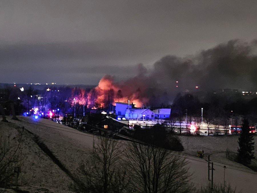 In der Nähe von Vilnius kam es zu einem Flugzeugabsturz. Das Flugzeug des Unternehmens DHL stürzte in ein zweistöckiges Wohngebäude in der Žirnių-Straße in der litauischen Hauptstadt und geriet in Brand. Ersten Informationen zufolge befanden sich vier Personen an Bord: zwei Piloten und zwei Mitarbeiter des Unternehmens.