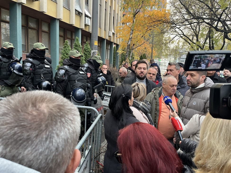 New opposition protest in Novi Sad: They demand the arrest of police officers suspected of beating pensioners. Strong police forces block the entrance to the court and prosecutor's office building The wife of a 74-year-old man says that his testicle was removed due to injuries