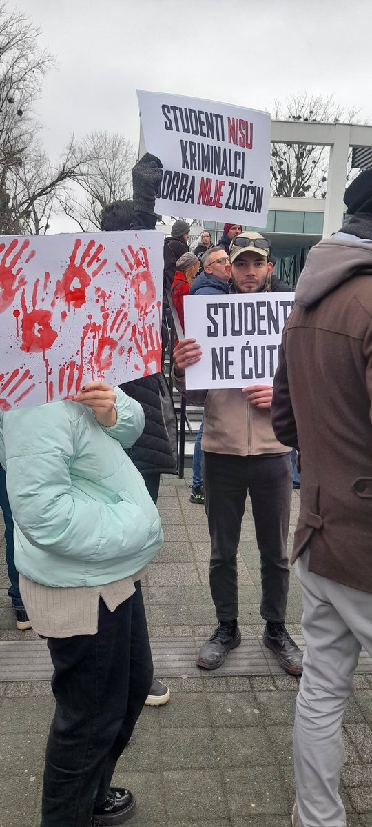 Binlerce öğrenci ve profesör, Novi Sad Üniversitesi SNS rektörü Dejan Madić'in istifasını talep ediyor