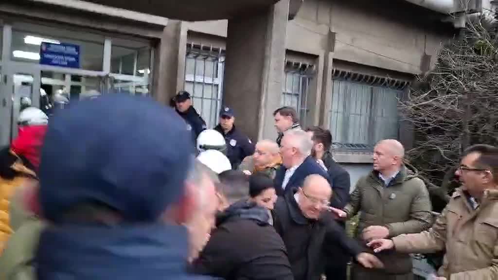 Police in Novi Sad confronts MPs and councilors, who came to talk Chief Radonjić, about  Ilija Kostić